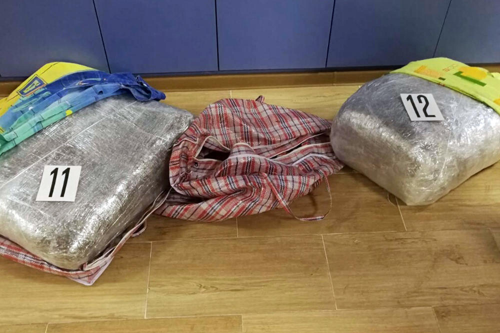 POLICIJSKA AKCIJA U BEOGRADU: U najlon kesama sakrivenim u jastučnice pronašli 15 kg marihuane! Među uhapšenima i tinejdžer (17)