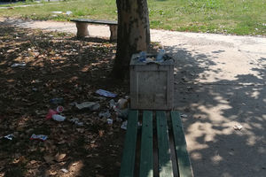 NOVOBEOGRAĐANI OGORČENI: Dečji park u Bloku 22 kao deponija! Smeće raznose vetar i vrane! (FOTO)