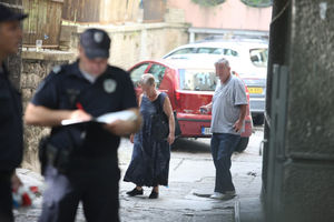 UŽAS U CENTRU BEOGRADA, ĆERKA (40) SE BACILA SA ZGRADE PRED RODITELJIMA Majka iz glasa kukala: Dete moje, otvori oči!