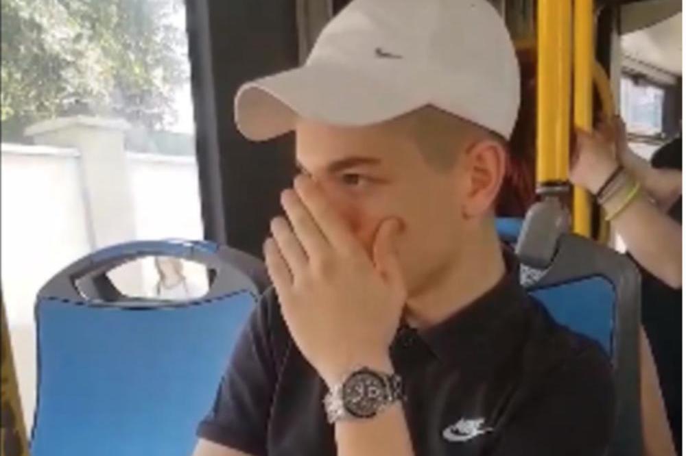 BAHATO I BEZOBRAZNO: Momak pretio ženi u gradskom autobusu jer je htela da sedne na slobodno mesto (VIDEO)