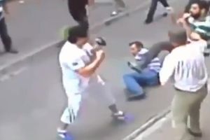 DESET TURAKA KRENULO NA TURISTU: Pobesneli počeli da biju čoveka, a kad su shvatili da je profi bokser - već je bilo kasno! POGLEDAJTE MAKLJAŽU U ISTANBULU! (VIDEO)