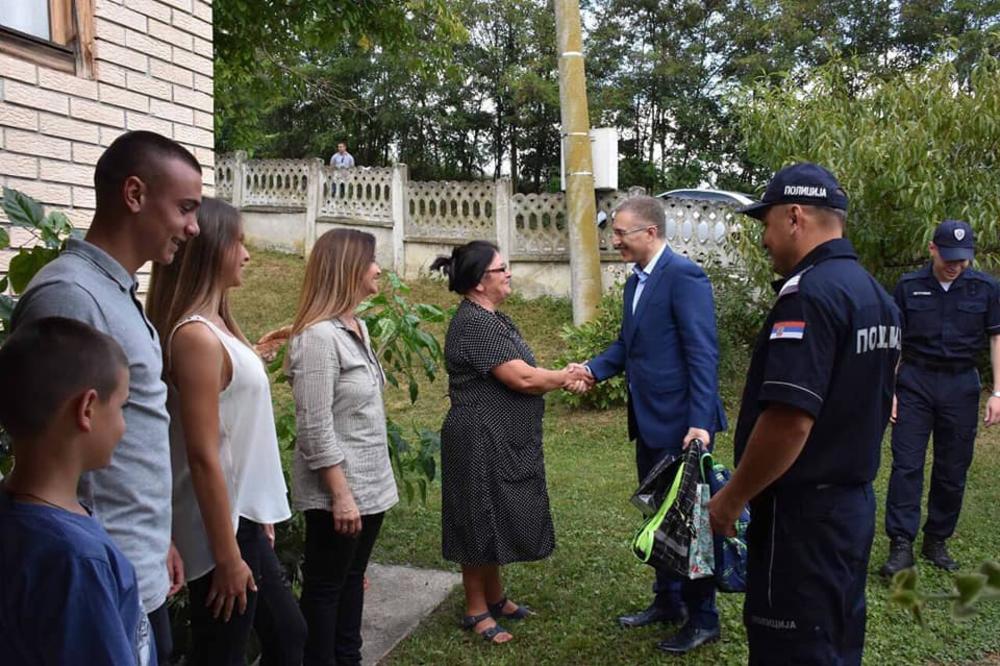 MINISTAR STEFANOVIĆ U POSETI PORODICI PETROVIĆ: Drago mi je kada vidim da se ljubav prema uniformi prenosi s kolena na koleno