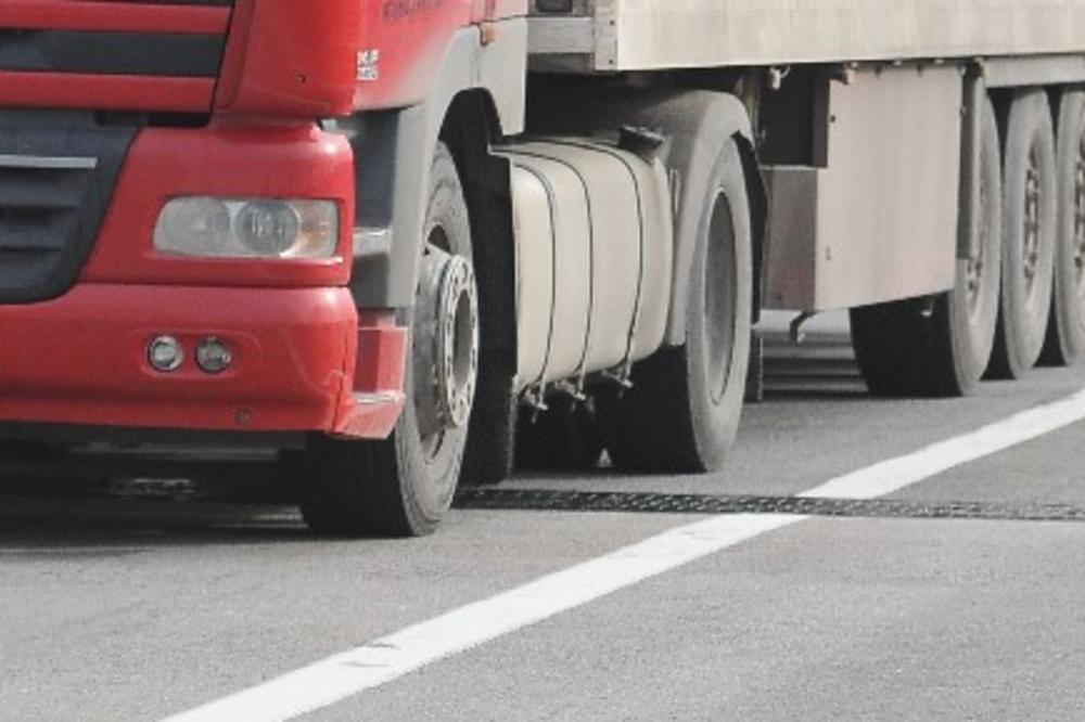 TRAGEDIJA U TUTINU: Vozač kamiona (27) poginuo prilikom prevrtanja kamiona