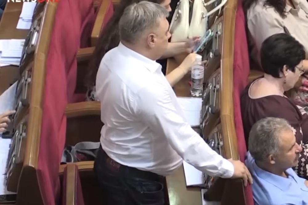 JEDAN POSLANIK GLASA ZA PETORICU: Procurio skandalozan snimak iz Parlamenta Ukrajine (VIDEO)