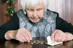 BRUKA! BEZ MILOSTI PREMA NAJSTARIJIMA: Zbog izvršitelja penzije ne prima čak 23.000 penzionera