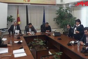 BIVŠI FUNKCIONERI VOLE SLUŽBENE MOBILNE Nekadašnji članovi Državne izborne komisije  Makedonije se brane: NI MINISTRI IH NE VRAĆAJU