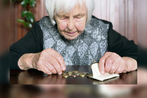 NAJSTARIJE SUGRAĐANE UKUĆANI ZLOSTAVLJAJU ZBOG PARA: Otimaju penziju roditeljima!