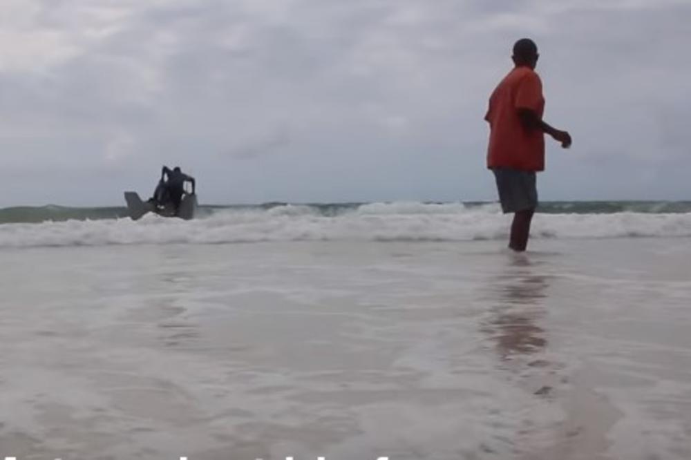KONDOMI SPASAVAJU KENIJSKE RIBARE: Kada udari oluja na moru, bez njih su im životi ugroženi (VIDEO)
