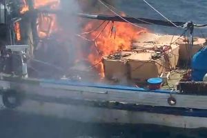 STRAVIČAN POŽAR NA JADRANU: Planuo brod, posada gasila buktinju, jedva izvukli živu glavu (FOTO, VIDEO)