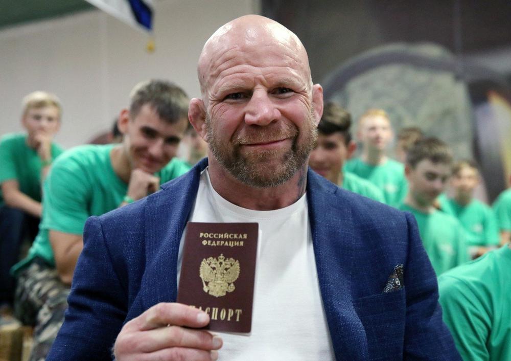 Džef Monson, ruski pasoš