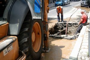 HAOS KOD BIGZA: Pukla cev u Koste Glavinića, voda se sliva niz ulicu, tramvaji stoje