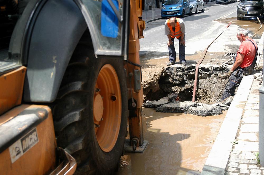 BEOGRAĐANI JAVLJAJU: U Maksima Gorkog rano jutros pukla cev, autobusi išli okolo! U Susedgradskoj se izliva kanalizacija (FOTO)