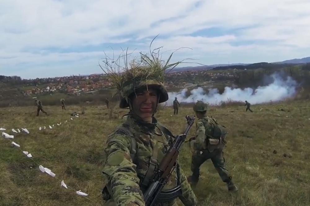 MENI U VOJSCI NIJE TEŠKO: Ovo dosad niko nije uradio! Mladi Lazar iz Čačka snimio selfi spot na dobrovoljnom služenju vojnog roka! (VIDEO)