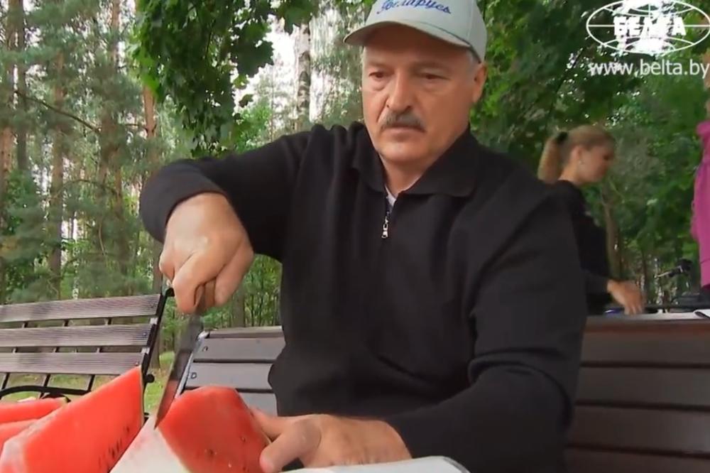 RODILO U BELORUSIJI! Lukašenko zasukao rukave, pa zašao u lubenice i krompire! (VIDEO)