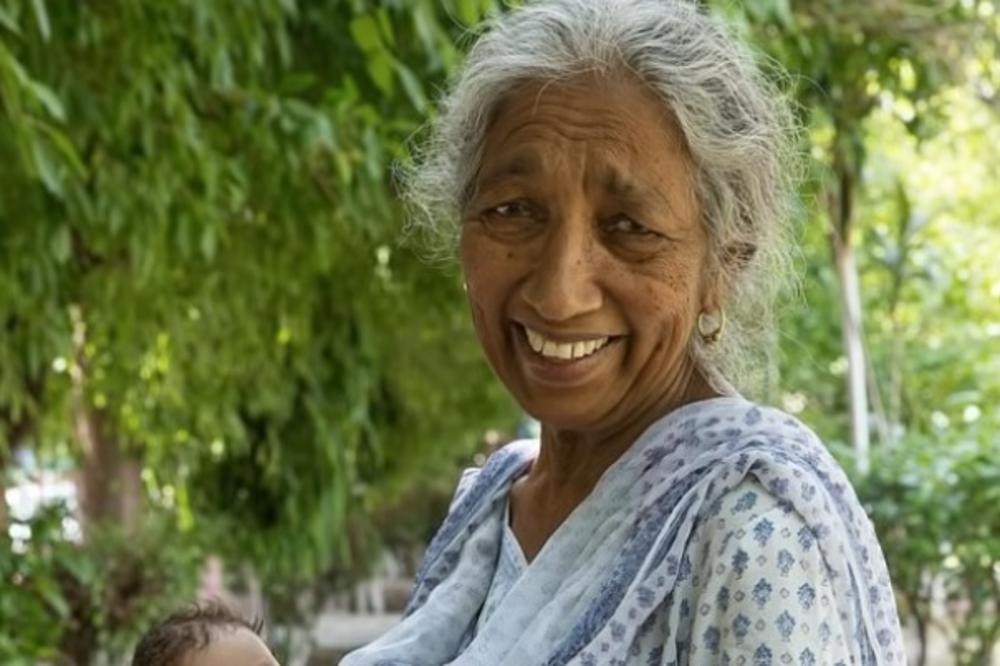 ONA JE NAJSTARIJA PRVOROTKINJA NA SVETU: Ima 72 godine, i dala je SNAŽNU PORUKU svim NEVERNICIMA! (VIDEO)
