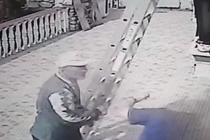 JAVNOST ZGROŽENA SNIMKOM IZ ZENICE: Staricu (75) brutalno tukao ROĐENI BRAT, policija ga uhapsila! (UZNEMIRUJUĆI VIDEO)