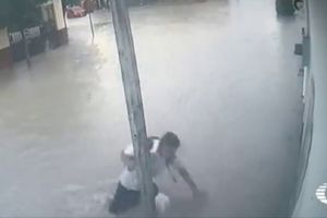 ŽURE DA SPASU DRUGA I SVI PADAJU KAO POKOŠENI! Jeziva scena tokom poplave u Meksiku! (VIDEO)