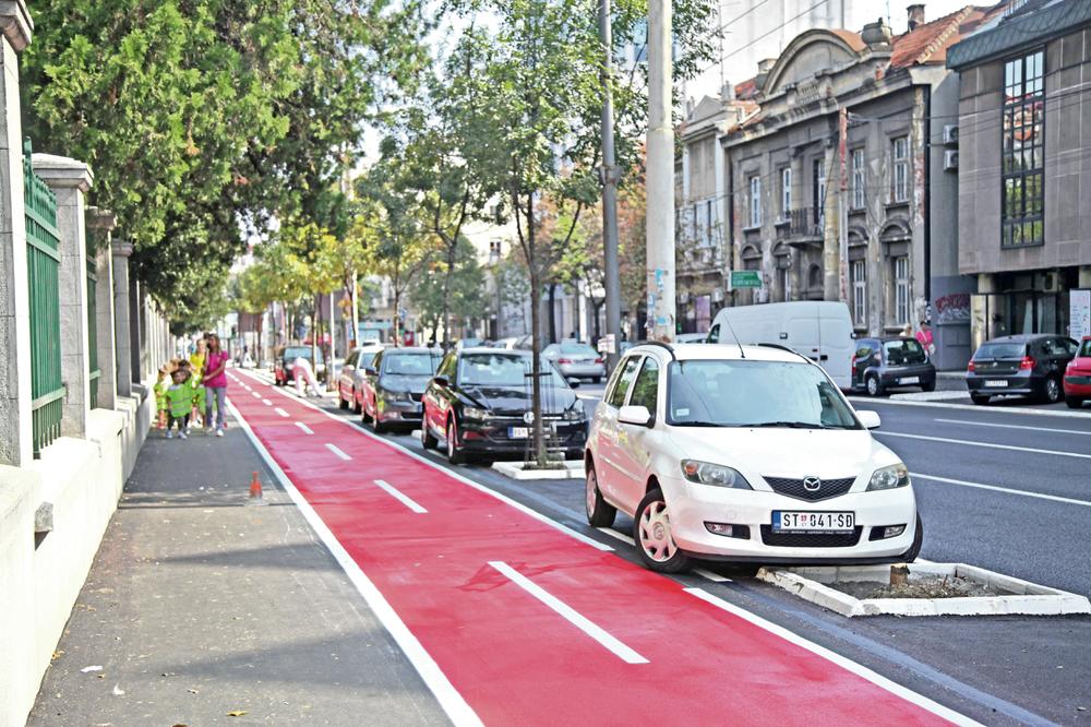 NIKAKO DA SE REŠI PROBLEM U TAKOVSKOJ: Sad ima gde da se parkira, al' nema gde da se prolazi! (FOTO)