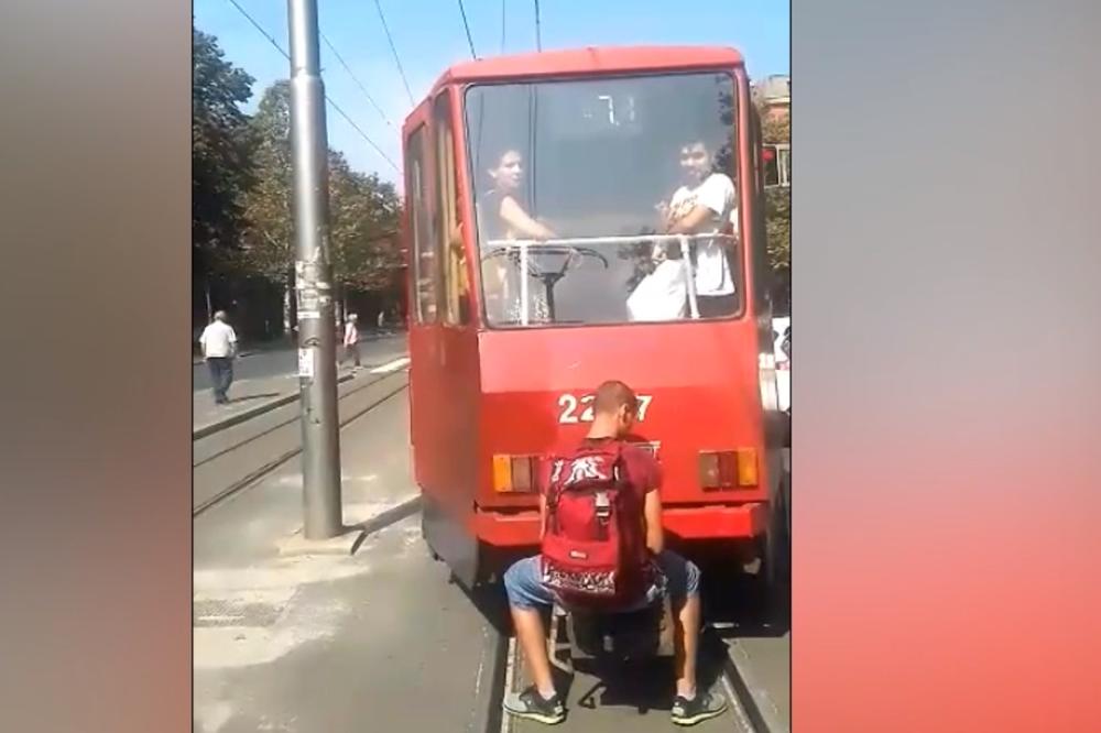ŠOKANTNA IGRA MLADIĆA IZ BEOGRADA: Seo na zadnji deo tramvaja i vozao se, a onda je iza njega naišao drugi tramvaj... (KURIR TV)