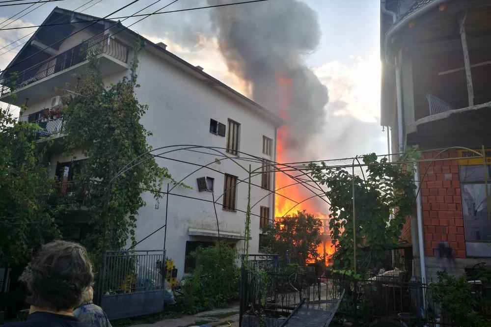 POŽAR U NASELJU RUDINA U VRANJU: Zapalio se pomoćni objekat u dvorištu porodične kuće (FOTO)