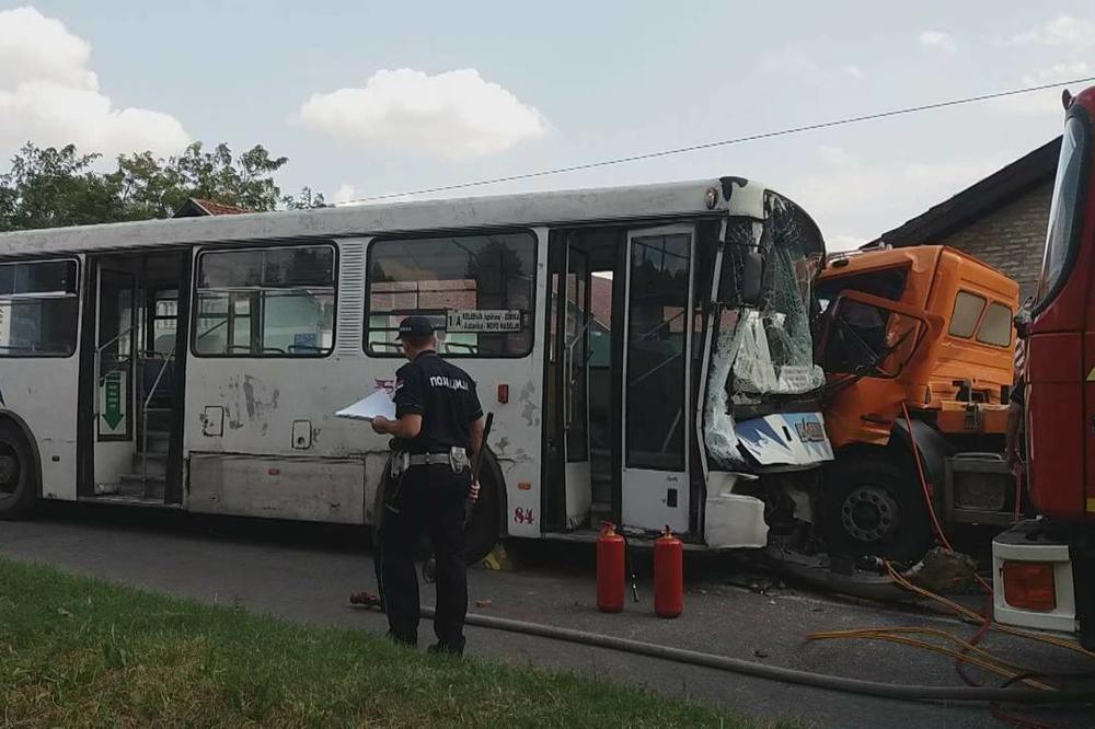 TEŠKA NESREĆA U CENTRU SUBOTICE: Autobus prešao u suprotnu traku, pa se zakucao u kamion! VIŠE POVREĐENIH