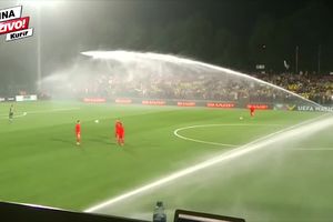 HLADAN TUŠ: Fudbaleri Litvanije i Srbije se zagrevali na poluvremenu, a onda im se desilo OVO (KURIR TV)