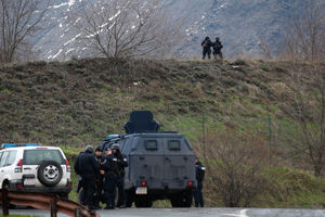 KRVAVI POKUŠAJ PLJAČKE NA KiM: Razbojnici napali vozilo za prevoz novca, dvojica ranjena