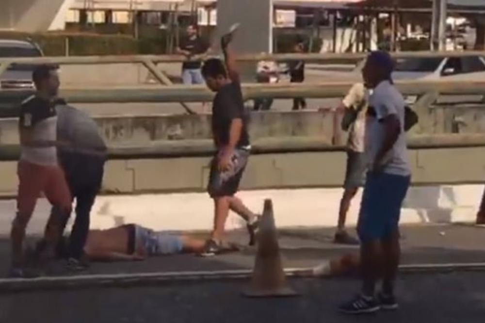 MONSTRUOZNA TUČA PRED DECOM: Navijači u Brazilu se pobili, dvojica teško povređena, jedan udaren kamenom u glavu (UZNEMIRUJUĆI VIDEO)