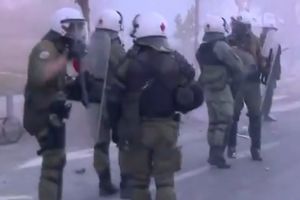 HAOS U SOLUNU: Demonstranti kamenicama na policiju, oni uzvratili suzavcem (VIDEO)