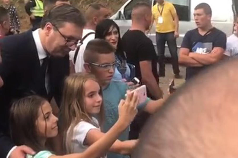 SELFI SA PREDSEDNIKOM: Deca iz Leška se slikala s Vučićem (KURIR TV)