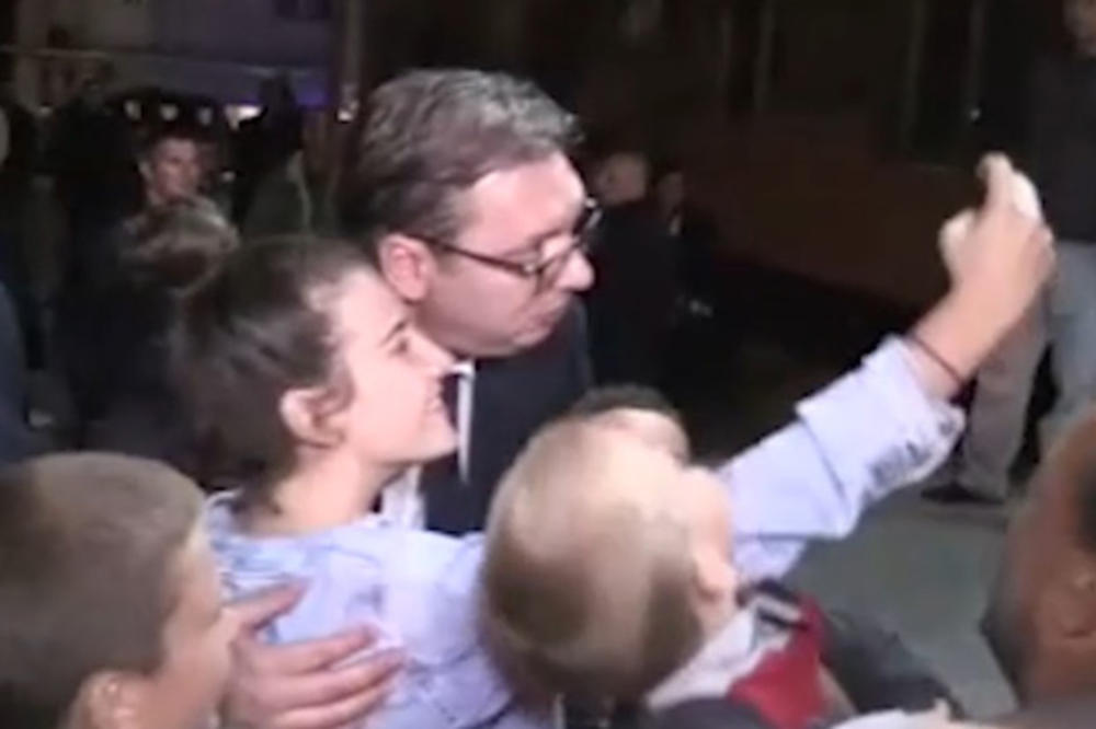 DECA ČEKALA PREDSEDNIKA: Vučić se ponovo slikao s mališanima (KURIR TV)