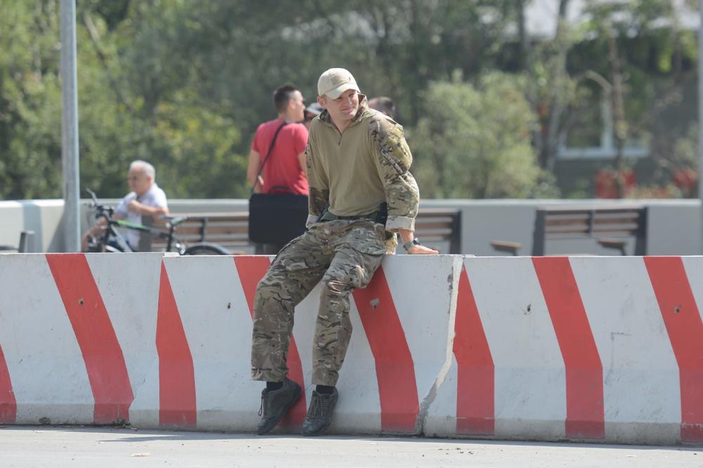 ŠOKANTNO PRAVDANJE KFORA! NIKO NE PRETI VUČIĆU, SIGURAN JE: Predsednik već stigao u Mitrovicu, oni tek sad krenuli da sklanjaju barikade VIDEO