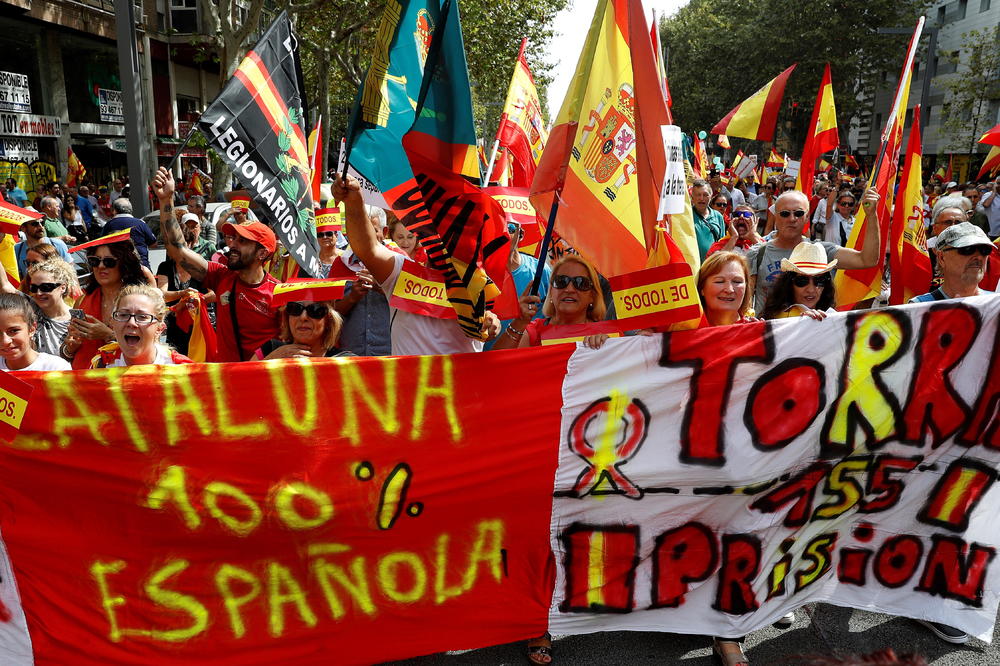 HILJADE ŠPANACA NA ULICAMA BARSELONE ZA JEDINSTVENU DRŽAVU: Španske zastave i poruke nacionalnog jedinstva na protestu protiv otcepljenja Katalonije! (FOTO)