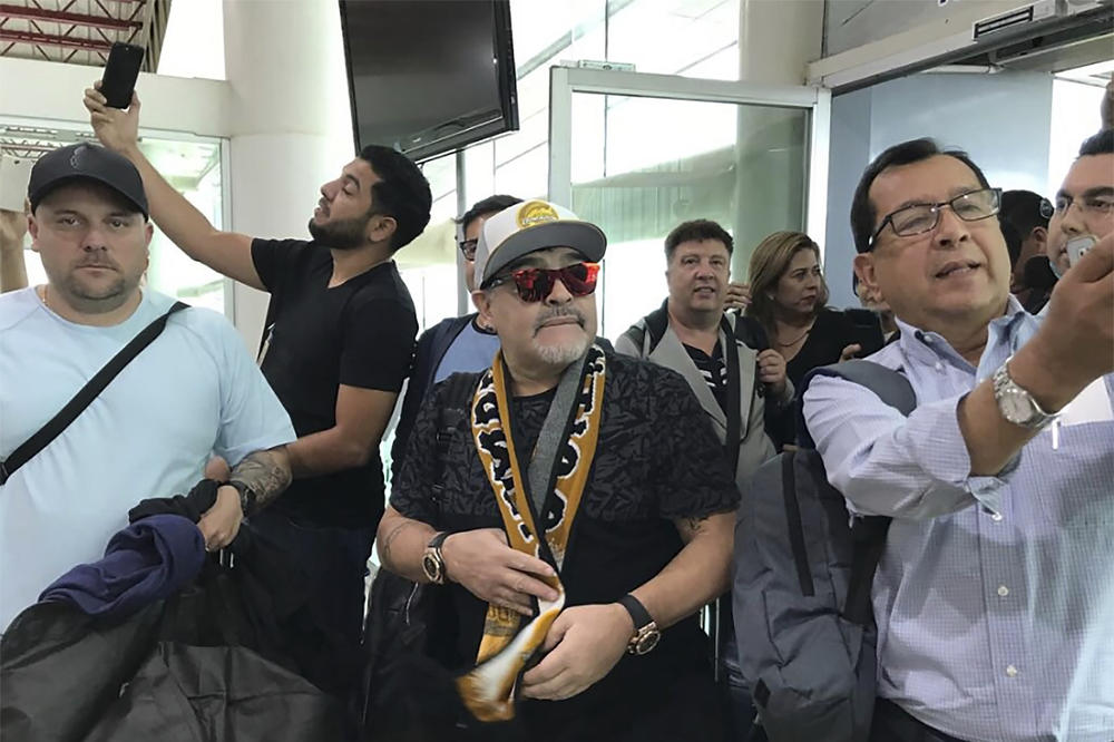 GDE JE ARGENTINAC TU JE HAOS: Maradona stigao i izazvao ludnicu u Meksiku (VIDEO)