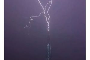 ŽESTOKA OLUJA PROTUTNJALA  RUSIJOM: Grom udario najvišu zgradu u Evropi (VIDEO, FOTO)
