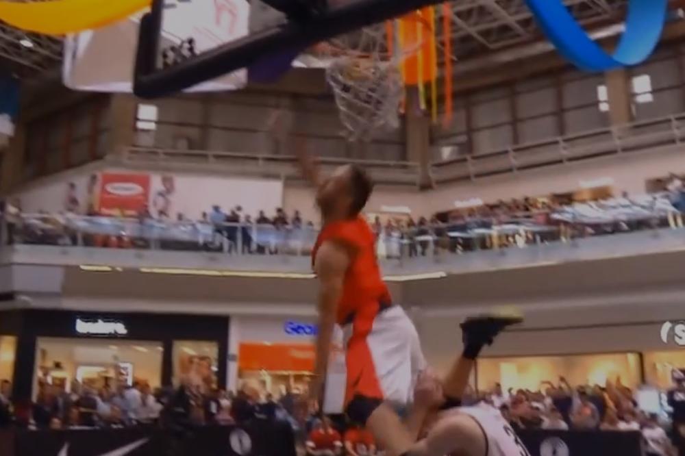 STRAVIČAN PAD: Basketaš je pokušao da SPEKTAKULRANO ZAKUCA, a sve se užasno završilo (VIDEO)