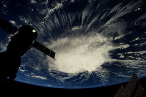 URAGAN FLORENS DOSTIGAO 4. KATEGORIJU: Ovako grdosija od oluje izgleda iz svemira! Udari vetra 185 km/h, naređena HITNA evakuacija ! (FOTO, VIDEO)