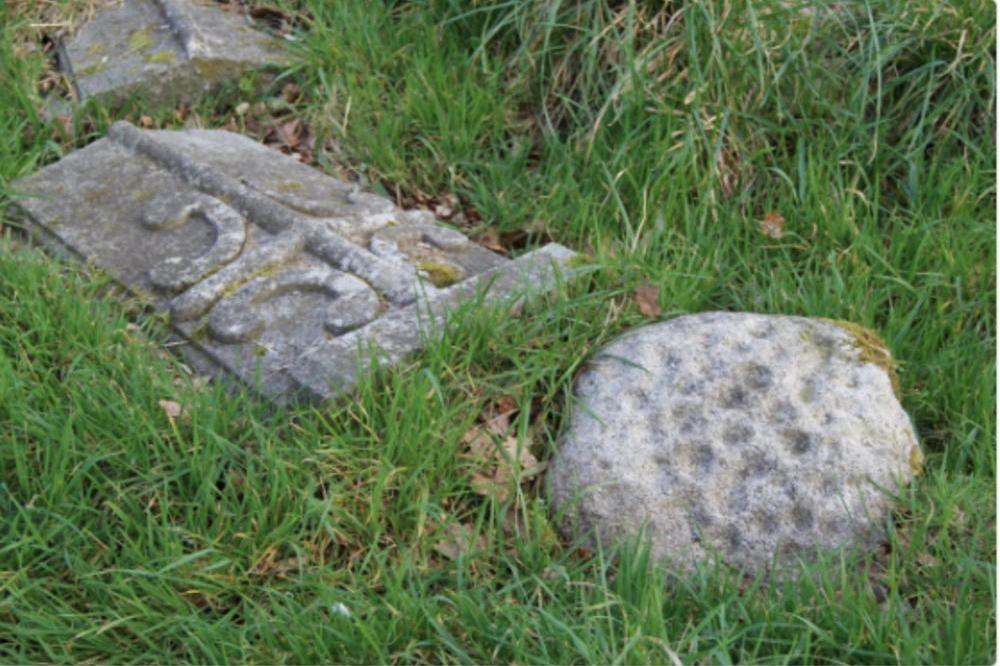 MISTERIJA U IRSKOJ: Pronađen grob sa starim SRPSKIM MOTIVIMA! (FOTO)