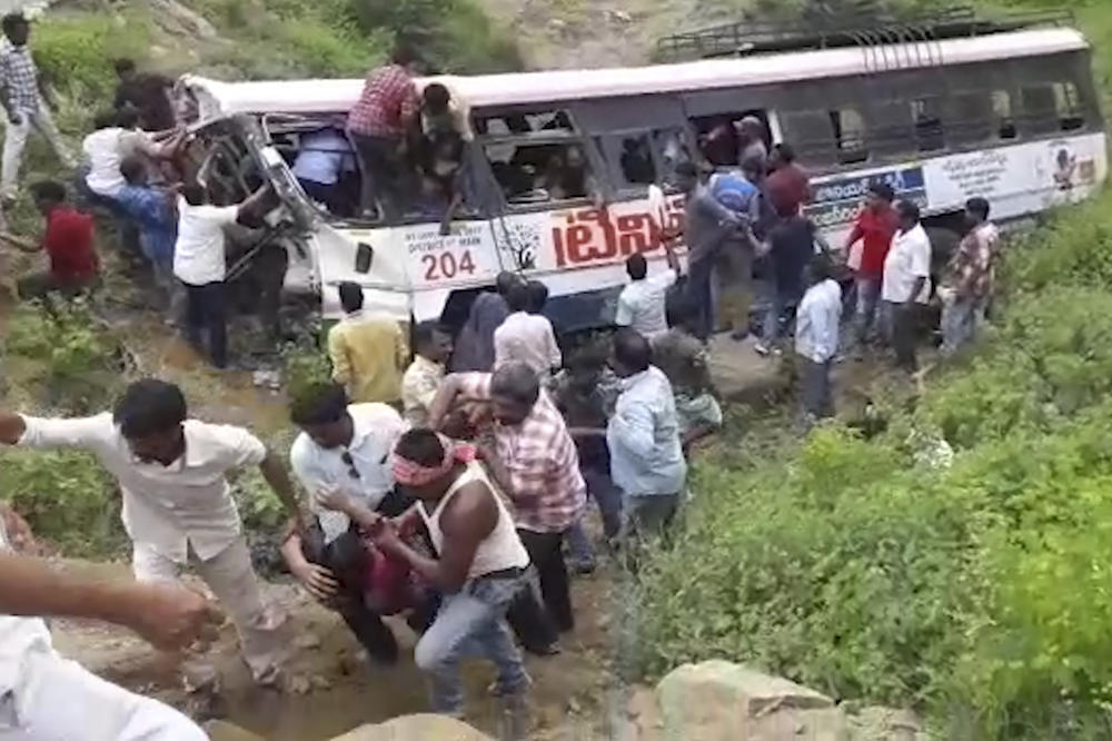 AUTOBUS S VERNICIMA SLETEO S PUTA: 55 mrtvih, među kojima troje dece, u stravičnoj nesreći u Indiji (UZNEMIRUJUĆI VIDEO 18+)