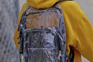LEKARI UPOZORAVAJU RODITELJE PRVAKA: Preteška školska torba izaziva deformitete kičmenog stuba