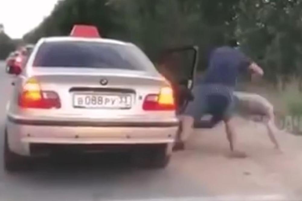 NEĆE MU VIŠE PASTI NA PAMET DA SE BAHATI: Ruski taksista brutalno prevaspitao putnika! Bilo mu je potrebno PAR SEKUNDI! (VIDEO)