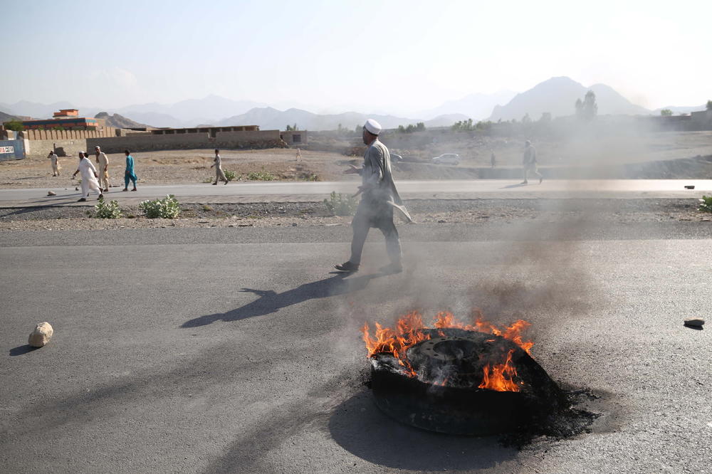 RAZNEO SE USRED GRUPE DEMONSTRANATA: U samoubilačkom napadu u Avganistanu 68 mrtvih, 165 ranjenih! (UZNEMIRUJUĆE FOTOGRAFIJE)