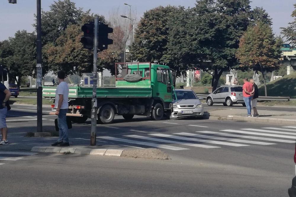 KURIR NA LICU MESTA, TOTALNI KOLAPS KOD ADE: Sudar blokirao sve trake u smeru ka centru, autobusi i kamioni ni makac! (FOTO)
