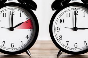 POČELO LETNJE RAČUNANJE VREMENA: Pomeranje satova bi moglo da se ukine, ali postoji dilema koje vreme više odgovara ovom podneblju