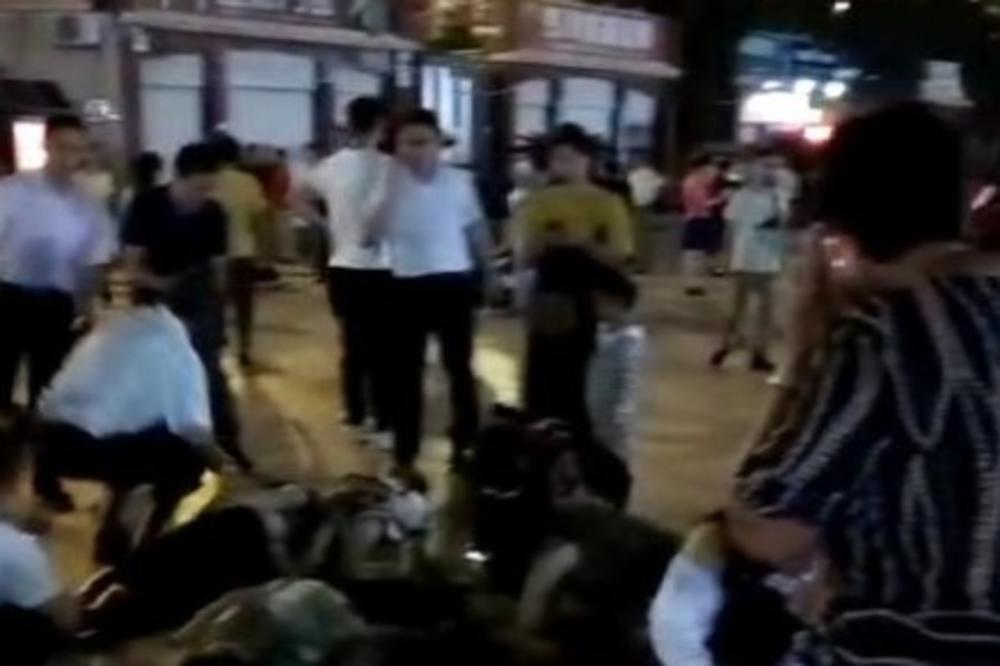 HOROR U KINI: Autom se zaleteo  u ljude na trgu, 3 ubio, 43 izgazio! (VIDEO)