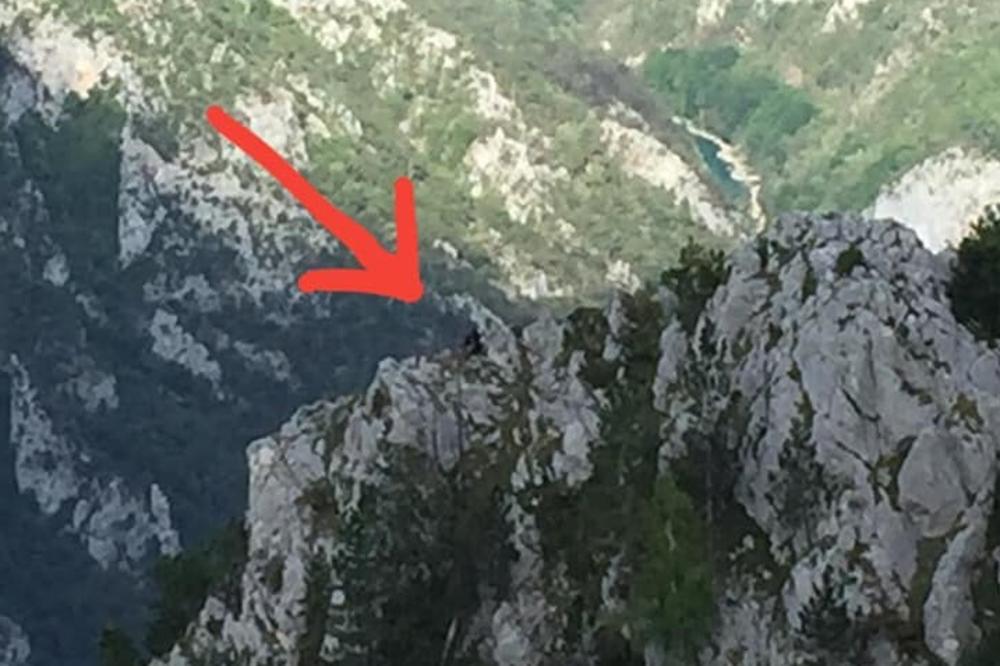 NEMAČKI TURISTA STIGAO DO IVICE PONORA NA DURMITORU:   Spasli ga s ove opasne litice na kojoj se zaglavio, visoko iznad kanjona Tare! (FOTO)