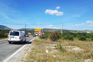 RODITELJI BACILI BEBICU U ŽBUNJE: Policija kod Mostara našla telo novorođenčeta pored puta