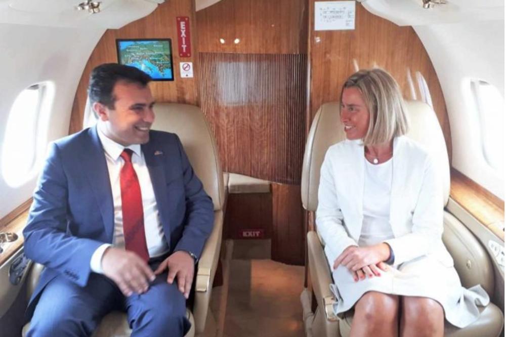 ZAEV I MOGERINIJEVA LETE ZAJEDNO IZ STRAZBURA U SKOPLJE: Makedonski premijer pohvalio se slikom sa šeficom evropske diplomatije iz aviona (FOTO)