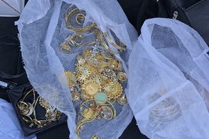 HAPŠENJE U ŠAPCU: Baki (82) strgla zlatnu ogrlicu sa dva priveska
