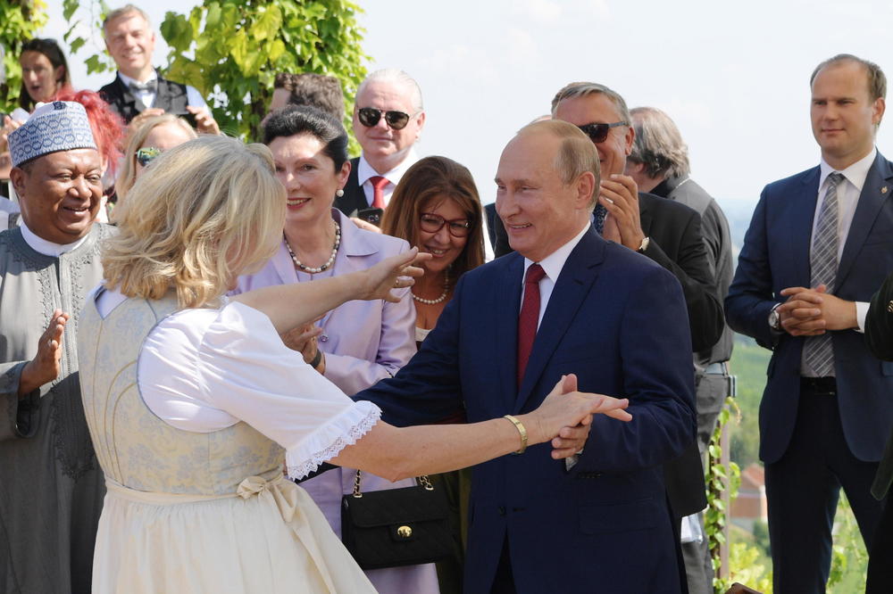 PUTIN JE NIJE ZABORAVIO: Austrijska ministarka koja je plesala sa ruskim liderom na korak da postane čelnik NAFTNOG GIGANTA